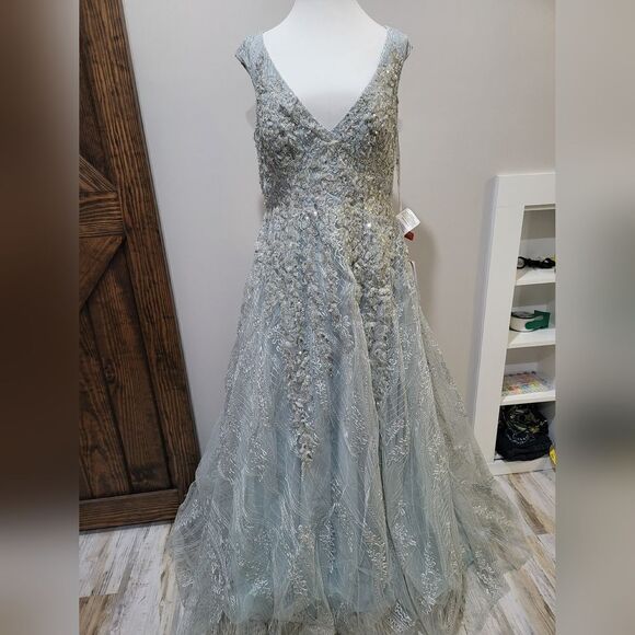 Mac Duggal (20312) EMBROIDERED SLEEVELESS A LINE GOWN NWT size 10 Ice Blue - Picture 4 of 7